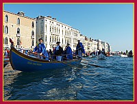 Un Waillant mascherato e sorridente a prua della nuova caorlina della remiera Serenissima