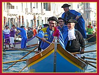 Un Waillant mascherato e sorridente a prua della nuova caorlina della remiera Serenissima