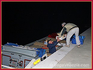 Natale di Venezia: Si carica l'attrezzatura per allestire la Cucina di Bordo