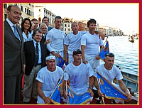 Regata Storica 2009 su Caorline4° Bianco (Burano): Flavio Vitturi, Maurizio Biondo, Alberto Garlato, Fabio Barzaghi, Andrea Ortica, Massimo Memo con il ministro Renato Brunetta e l'assessore al turismo e tradizioni storiche, Augusto Salvadori