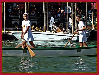 Regata Storica 2009: Regata de le Maciarèle Junior su Mascarete a 2 remi - (Canottieri Mestre) Sara Maurizio (popiùr) e Marta Bortolozzo (provièr)